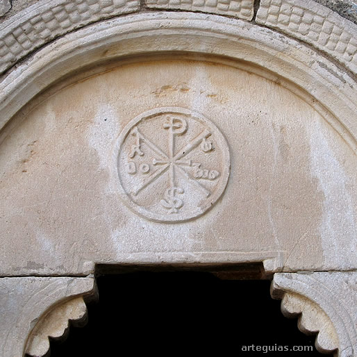 Crism&oacute;n el puerta lateral de la galer&iacute;a porticada de la iglesia de Eusa