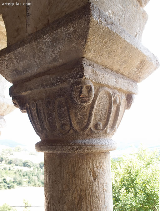 Columna de la galer&iacute;a porticada de la iglesia de Eusa, Navarra