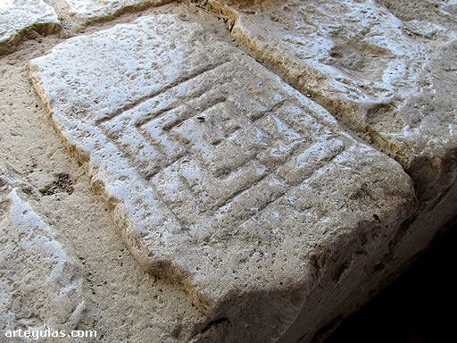 Alquerque en la galer&iacute;a porticada