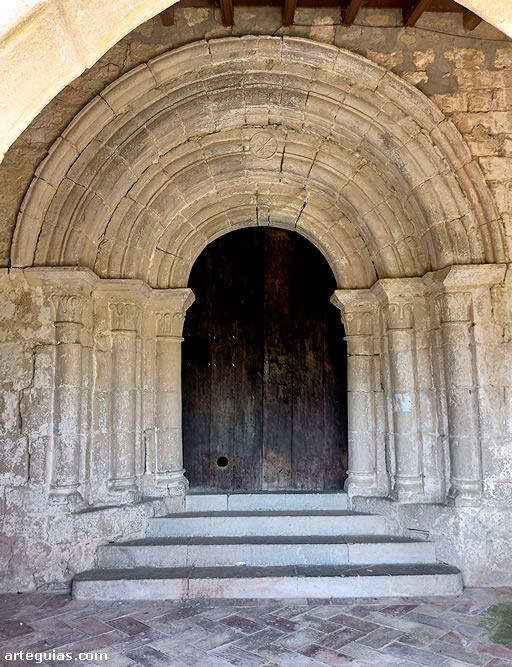 Iglesia de Eusa: puerta del templo