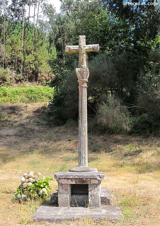 Crucero junto a la iglesia de Gargantans