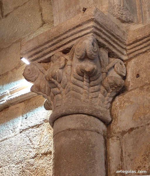 Iglesia de Gargantans: columna del arco triunfal