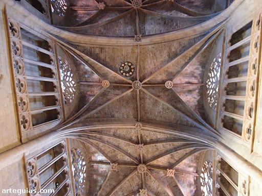 B&oacute;vedas de la iglesia de la nave central. Getaria