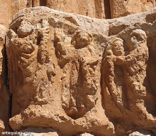 Friso de la portada con escenas de l Ciclo de la Natividad de Jes&uacute;s