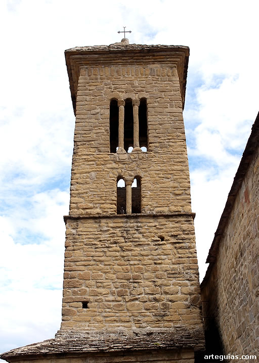 Iglesia de Lasieso: torre campanario