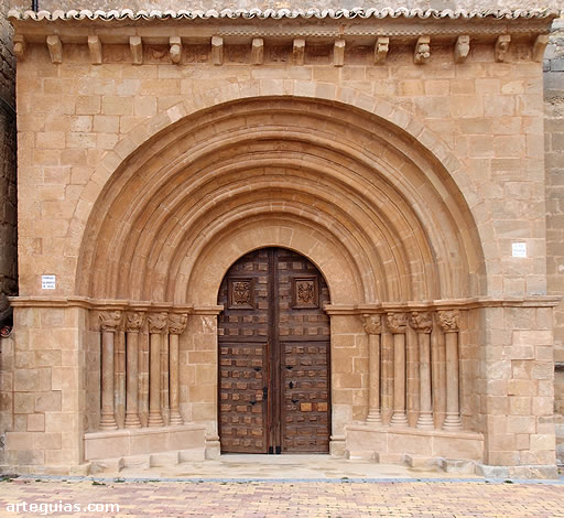 La portada de la iglesia de Millana, Guadalajara