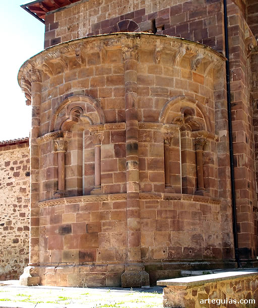 &Aacute;bside de la iglesia de de Nuestra Se&ntilde;ora de Tres Fuentes de Valga&ntilde;&oacute;n
