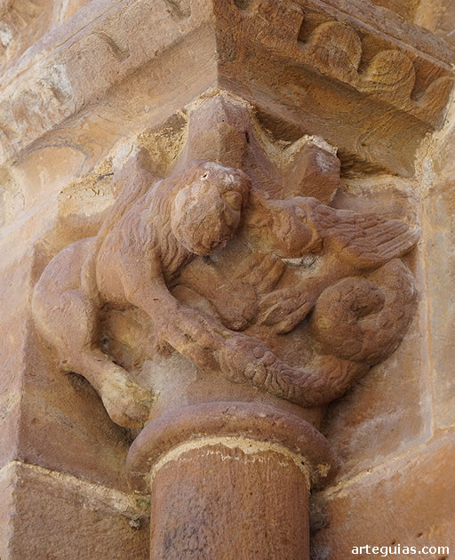 Capitel del ventanal norte del &aacute;bside. Un le&oacute;n combate contra un drag&oacute;n de doble cabeza