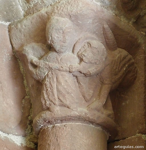 Capitel de la puerta rom&aacute;nica. Iglesia de de Nuestra Se&ntilde;ora de Tres Fuentes de Valga&ntilde;&oacute;n