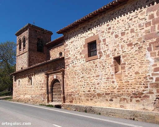 Iglesia de de Nuestra Se&ntilde;ora de Tres Fuentes de Valga&ntilde;&oacute;n: fachada meridional con todo un rosario de a&ntilde;adidos durante los siglos XVI al XVIII