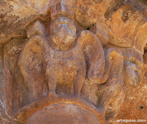 Capitel de una de las columnas entregas del &aacute;bside