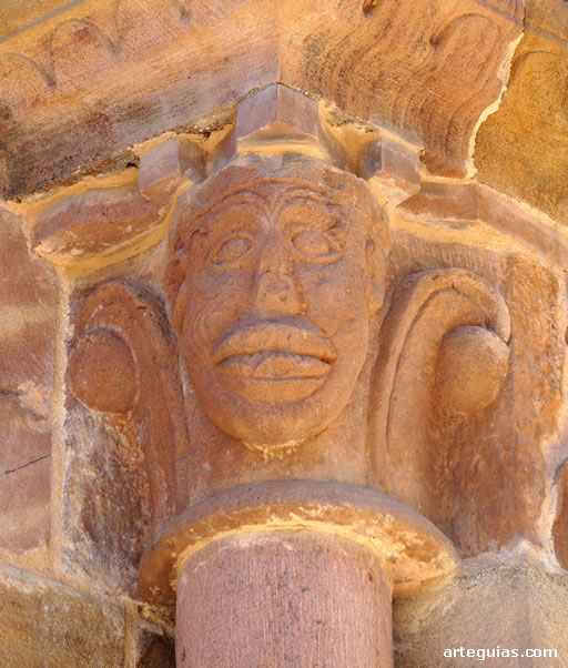 Capitel recolocado en el ventanal central del &aacute;bside