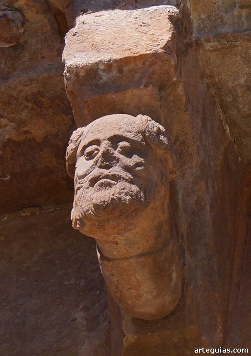 Canecillo con cabeza humana del alero del &aacute;bside