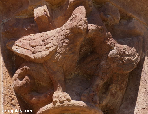 Basilisco en uno de los capiteles del &aacute;bside