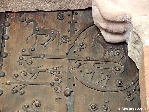 Detalle de los herrajes donde aparecen diversos animales