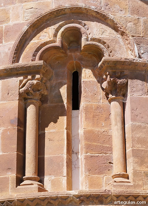 Ventanal meridional del &aacute;bside. Iglesia de de Nuestra Se&ntilde;ora de Tres Fuentes de Valga&ntilde;&oacute;n