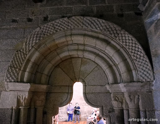 Puerta septentrional tapada por la sacristía añadida