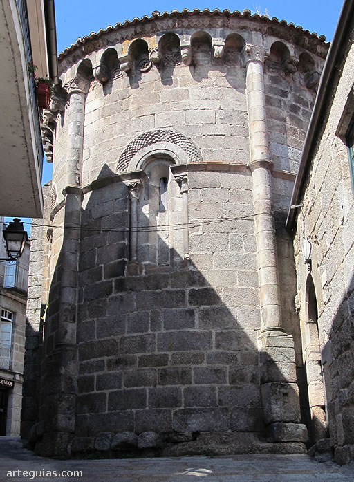 Iglesia de San Juan de Ribadavia, Ourense: precioso ábside románico