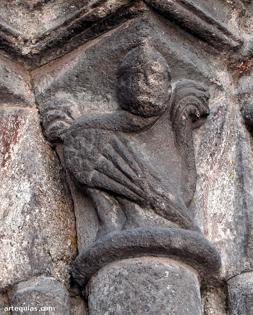 Capital de la puerta oeste con una arpía