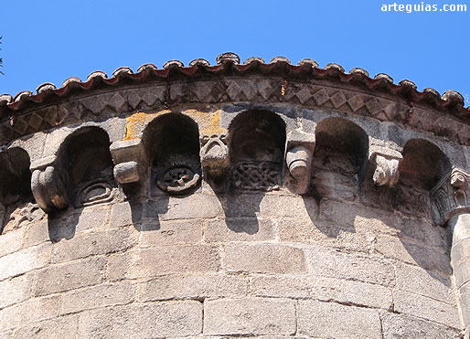 Otra imagen de la cornisa de la cabecera