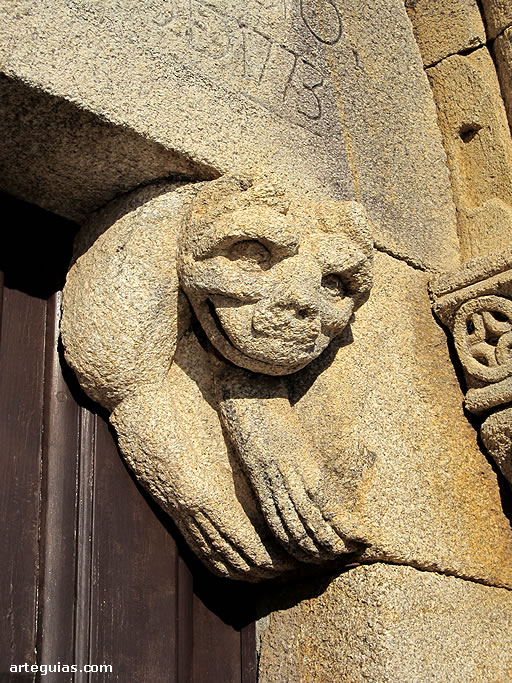 Mocheta de la puerta oeste con un le&oacute;n