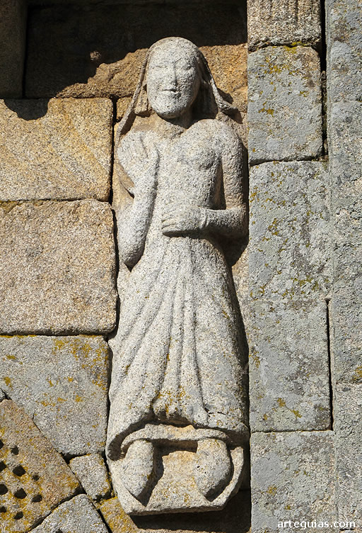 Otra imagen de una mujer en la fachada