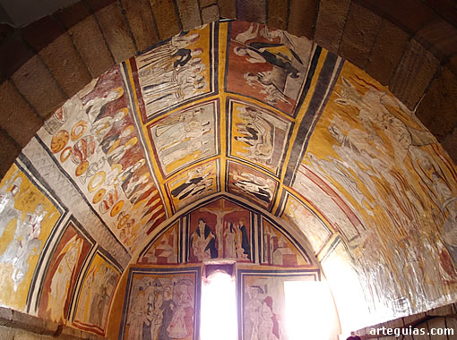Interior del &aacute;bside de la iglesia de Santa Olalla