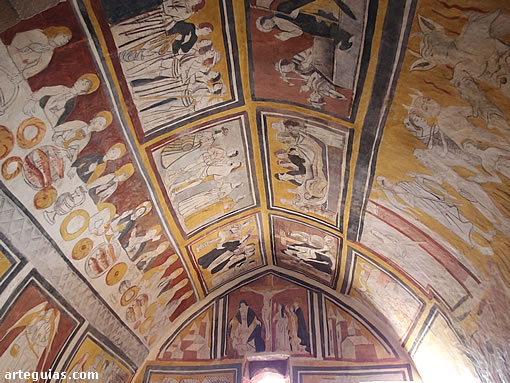 Espectacular aspecto de las pinturas de la cabecera. Iglesia de Santa Olalla de La Loma, Cantabria