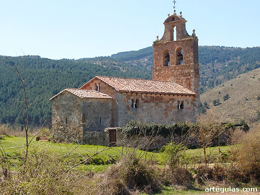 Iglesia de San Vicente del Valle rodeada de campo, monta&ntilde;as y bosque