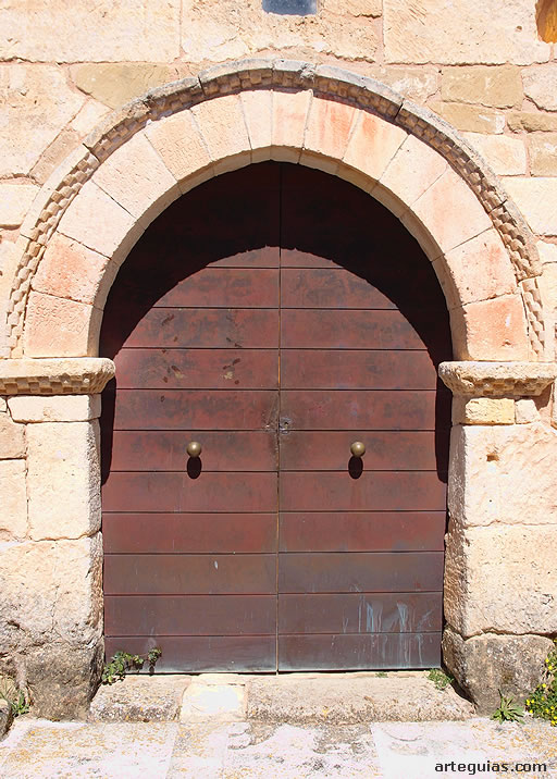 Puerta rom&aacute;nica del siglo XIII
