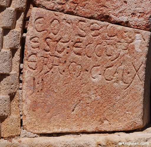 Inscripci&oacute;n en el salmer de la puerta rom&aacute;nica