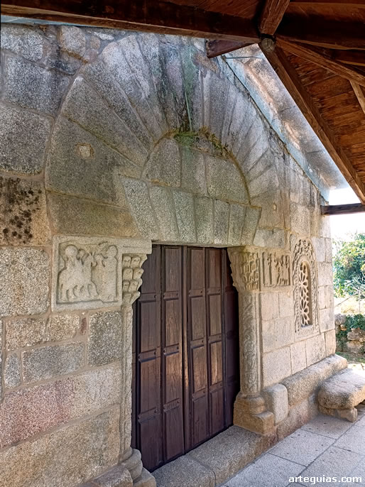 Otra perspectiva de la puerta de la iglesia de San Xes de Francelos, Ourense 