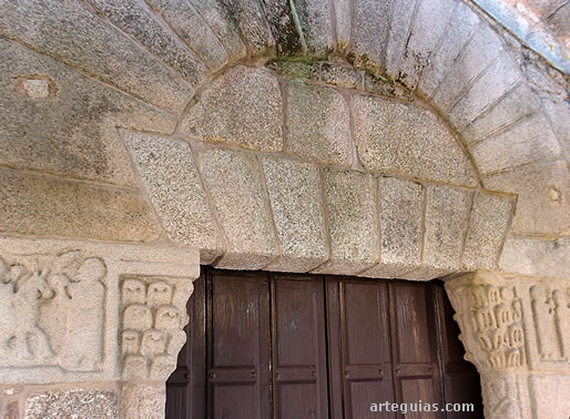 T&iacute;mpano y dintel lisos de la puerta. Iglesia de San Xes de Francelos