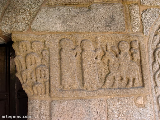 Relieve historiado de la  puerta