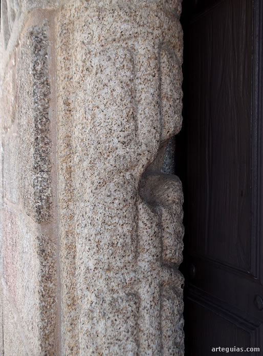 Fuste de una de las columnas de la portada