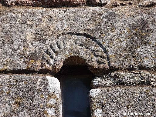 Ventana tipo aspillera con arquito sogueado