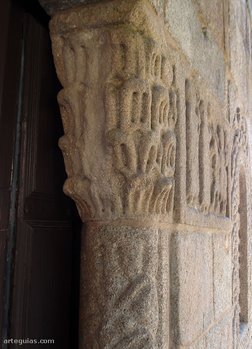 Capitel con fuste con relieves y capitel que imita lejanamente el corintio romano