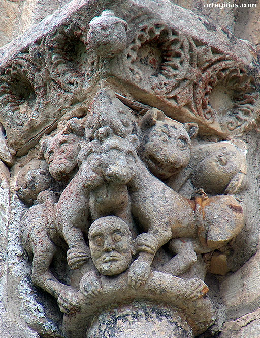 Capitel con hombre devorado por leones