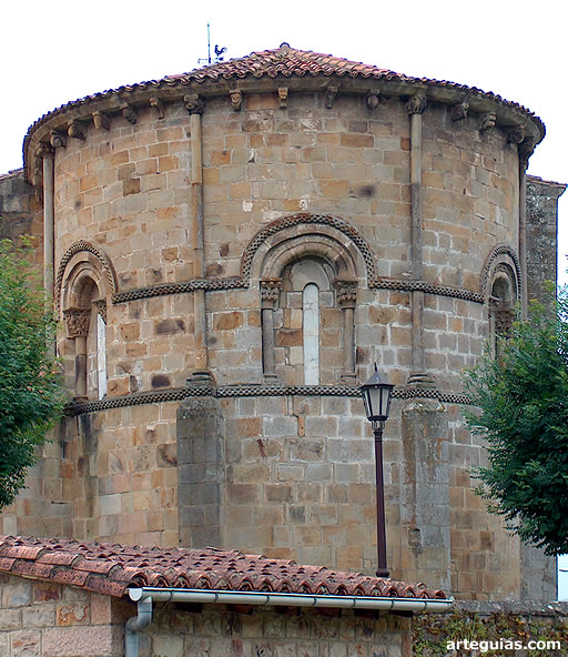 &Aacute;bside de la iglesia de Sili&oacute;, Cantabria