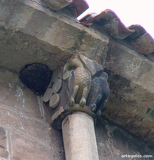 Capitel de una columna absidal. Iglesia de Sili&oacute;, Cantabria