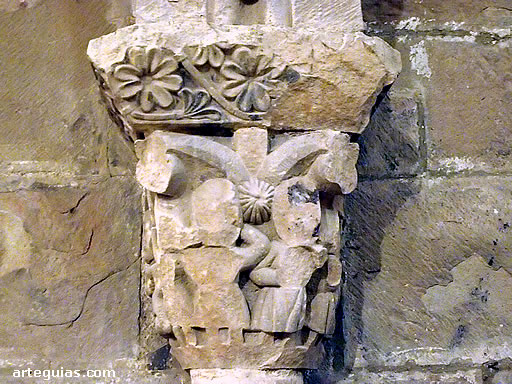 Capitel roto del interior