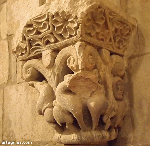 Capitel roto con parejas de leones