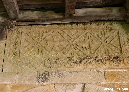 Relieves en el muro sur