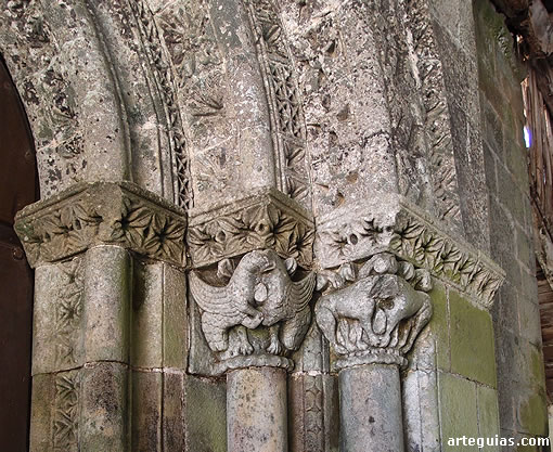 Detalle de la portada con dos de sus columnas