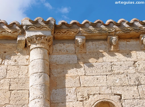 Muro del presbiterio con columna y canecillos tardorrom&aacute;nicos del siglo XIII
