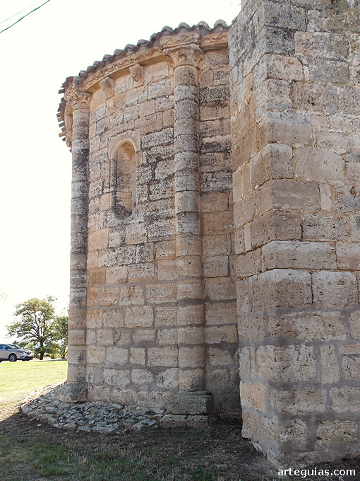 &auml;bside de la iglesia rom&aacute;nica primitiva, anterior a la construcci&oacute;n de la nave g&oacute;tica