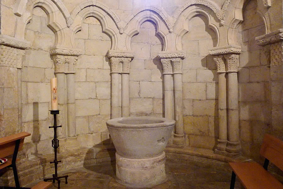 Interior del ábside con sus arquerías y columnas