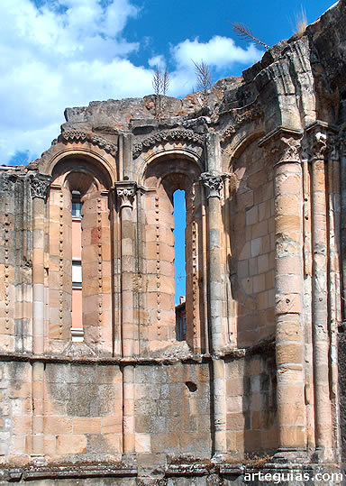 Elegante estructura interior del &aacute;bside