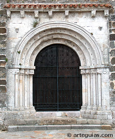 Portada occidental de la iglesia de Santa Mar&iacute;a de los &Aacute;ngeles de Santa Mar&iacute;a de la Barquera (Cantabria)