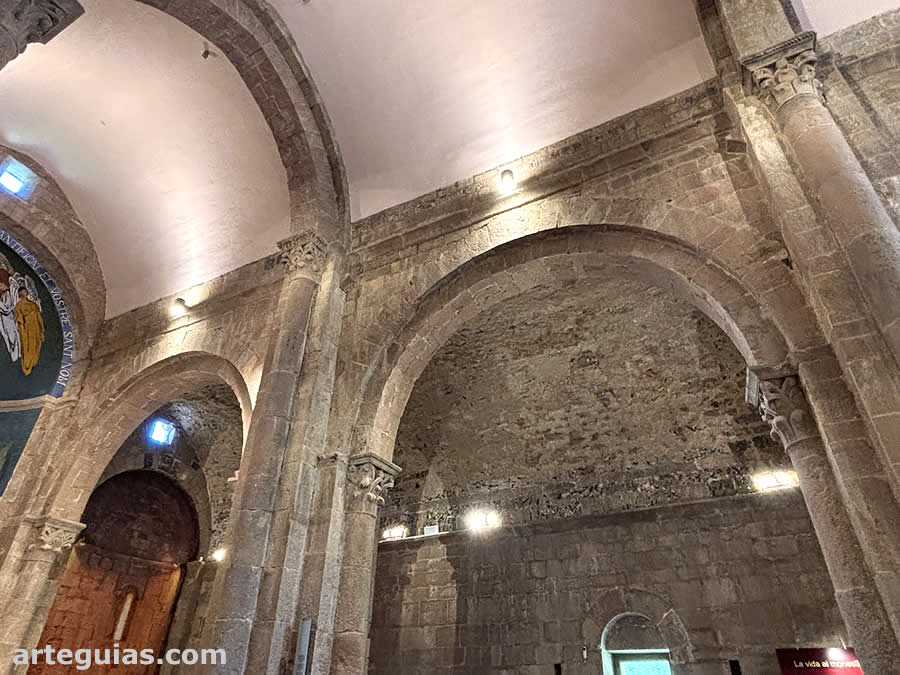Sant Joan les Fonts: interior de la iglesia